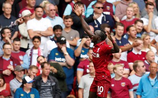 Liverpool đè bẹp West Ham, dẫn đầu Premier League