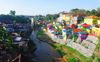 Thị trấn bảy sắc cầu vồng từng là khu ổ chuột ở Indonesia