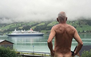 Chính trị gia 71 tuổi khỏa thân "tỏ thái độ" với du thuyền