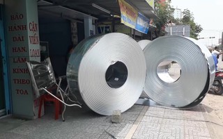 4 cuộn tôn nặng hàng chục tấn rơi từ trên xe xuống nhà dân