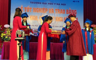 Hàng trăm tân bác sĩ hô vang "xin thề" trong lễ tốt nghiệp