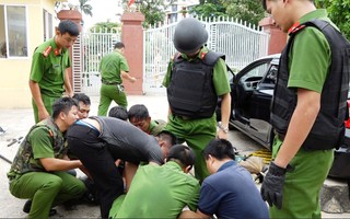 Cầm dao xông vào trụ sở công an "đại náo"