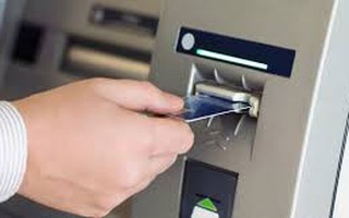 Giảm hạn mức rút tiền qua ATM: Tốn nhiều phí và thêm bực!