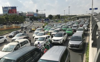 Không sự cố, giao thông cửa ngõ sân bay Tân Sơn Nhất vẫn rối loạn