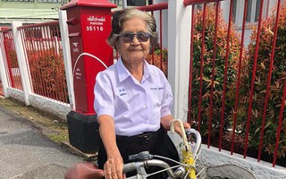 Cụ bà 84 tuổi bận đồng phục đạp xe đi thi lớp 6