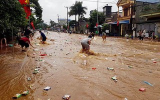 Lũ cuốn trôi hàng trong siêu thị, dân thi nhau lao ra vớt