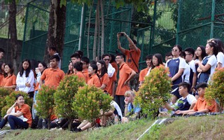 Chùm ảnh học sinh rủ nhau xem Olympic Việt Nam tập luyện