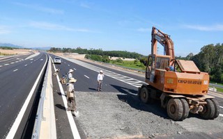 Cao tốc Đà Nẵng - Quảng Ngãi: Thảm nhựa lại đoạn bị bộ trưởng chê "lộc cộc"