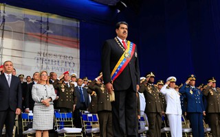 Tổng thống Venezuela Maduro thoát ám sát giữa bài phát biểu