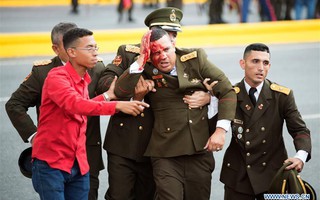 Cận cảnh vệ sĩ bung tấm chống đạn cứu Tổng thống Maduro thoát ám sát