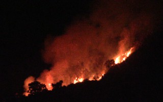 Hàng trăm người dân và chiến sĩ, hơn 6 giờ vật lộn dập lửa cứu rừng
