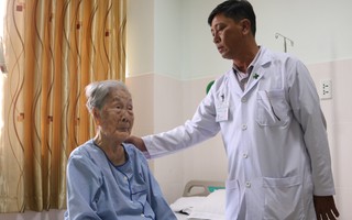 Điều trị thành công cho bà mẹ Việt Nam anh hùng 98 tuổi bị gãy xương đùi