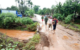 Chạy xe máy qua vùng nước lũ, 2 thanh niên bị cuốn trôi