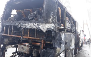 Xe khách giường nằm nổ lách tách rồi phát hỏa cháy rụi trên cầu