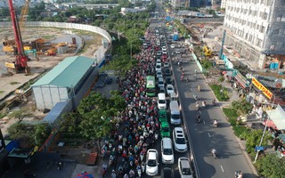 [VIDEO Flycam] Ám ảnh "lô cốt" gây kẹt ở cầu kênh Tẻ