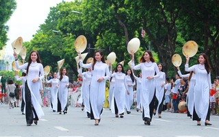 Phố đi bộ quanh Hồ Gươm: Trăn trở sau thời gian thí điểm