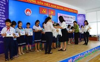 Trao quà, học bổng cho học sinh nghèo