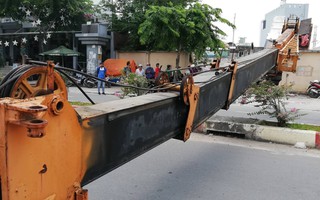 Kinh hãi xe cẩu đổ sập trên đường Phạm Văn Đồng