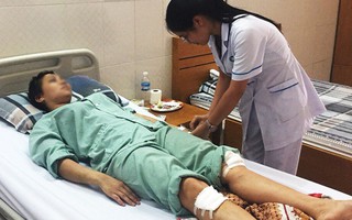 Mâu thuẫn, chồng chở vợ lên đồi vắng dùng dao chém vào 2 đầu gối