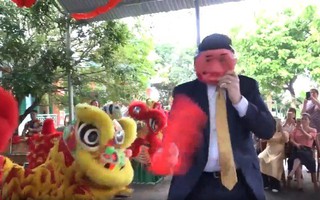 Đại sứ Mỹ đóng vai ông Địa vui với trẻ em dịp Trung thu