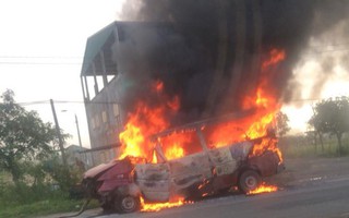 Đang chạy về nơi sửa chữa sau tai nạn, xe khách bỗng bốc cháy dữ dội