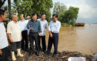 Phó Thủ tướng thị sát, chỉ đạo ứng phó lũ ở Đồng bằng sông Cửu Long