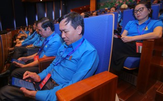 Đại hội XII Công đoàn Việt Nam: Tham khảo tài liệu qua máy tính bảng