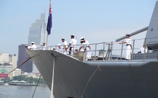 Nữ thuyền trưởng chỉ huy tàu Hải quân New Zealand cập cảng Sài Gòn