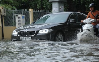 TP HCM: "Khu nhà giàu" lại ngập, xe chết máy, nước tràn vào nhà