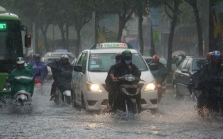 Mưa nhỏ cũng khiến đường vào sân bay Tân Sơn Nhất ngập lênh láng