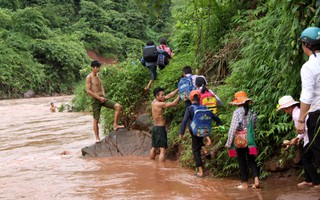 Vượt bùn đất đến với học trò ngày khai giảng