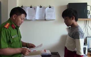 Nghịch điện thoại, bé 5 tuổi bị nam thanh niên bẻ gãy 2 tay