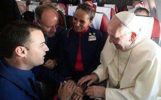 Giáo hoàng Francis chủ trì hôn lễ “lịch sử” trên máy bay