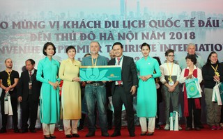 Vietnam Airlines đón du khách đầu tiên của năm 2018