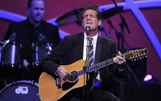 Vợ cố nghệ sĩ Glenn Frey kiện bệnh viện điều trị cho chồng