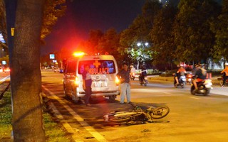TP HCM: Một thanh niên tử vong cạnh chiếc xe biến dạng bên đường