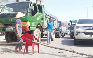 Dân rào đường phản đối xe tải chở đất gây ô nhiễm