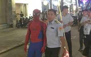 Tranh cãi việc bắt "người nhện" ở phố đi bộ Nguyễn Huệ