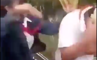 VIDEO: Nam sinh lớp 8 bị nhóm nữ sinh đánh dã man