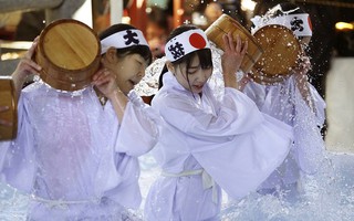 Người Nhật tắm nước đá đầu năm để lấy may