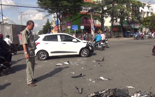 Vượt đèn đỏ, xe máy đâm kinh hoàng vào đầu ô tô