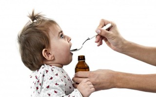 Những sai lầm cha mẹ thường mắc phải khi cho trẻ dùng thuốc