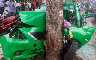 Taxi găm đầu vào gốc cây, 2 người chấn thương