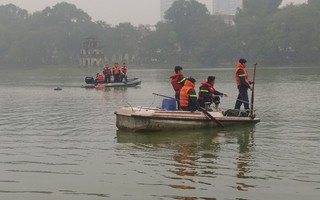 Nam thanh niên bất ngờ nhảy xuống hồ Gươm, bơi ra xa và tử vong