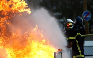 Nước Pháp rực lửa: Biểu tình tuần thứ 10, mang cả quan tài xuống đường