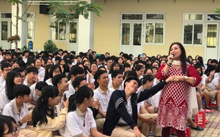 NSND Bạch Tuyết hát mừng "100 năm sân khấu cải lương" với học sinh