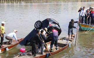 Vớt được thi thể gia đình 3 người lao xe xuống sông Hoài