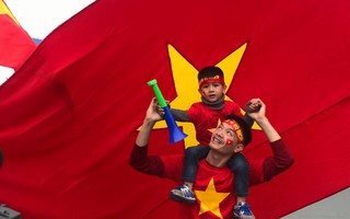 CĐV hân hoan đón đội tuyển Việt Nam về nước