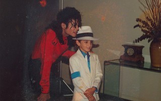 Phim tài liệu cáo buộc Michael Jackson ấu dâm ra mắt gây sốc