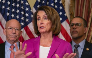 Ông Trump vẫy cờ trắng trước bà Pelosi?